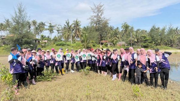 Program Penanaman Pokok Bakau Sempena Kempen Penghijauan Malaysia 2.0 bersama PUSPANITA JPNK
